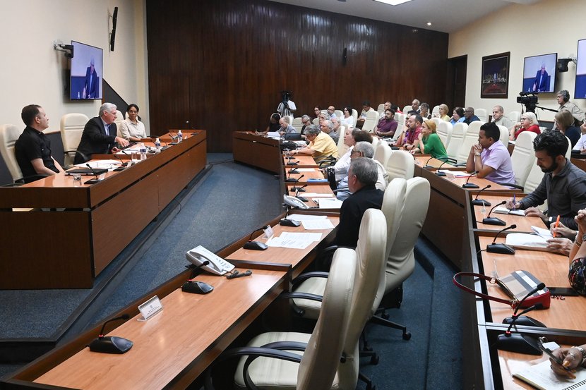 Presidente cubano reunido con Organismos de la Administración Central del Estado