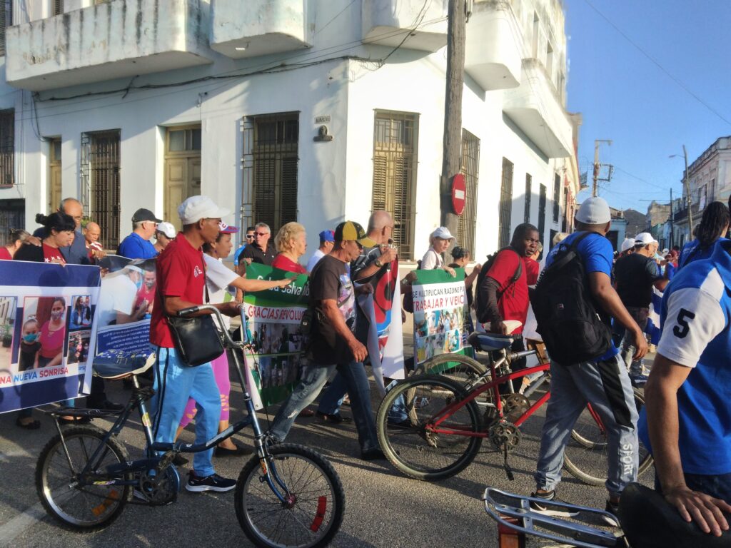 Desfilan trabajadores camagüeyanos