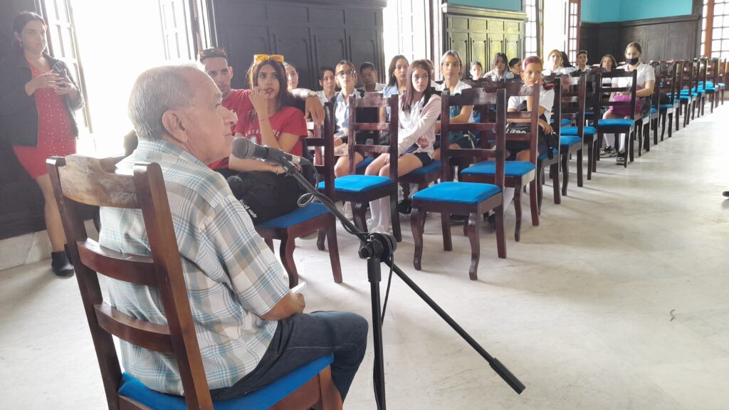 El profesor y escritor Jorge Santos Caballero dialogó con estudiantes del instituto preuniversitario Álvaro Morel