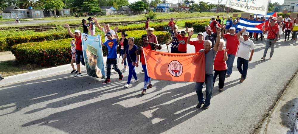 Desfile en comunidades agramontinas saluda el 1ro de Mayo