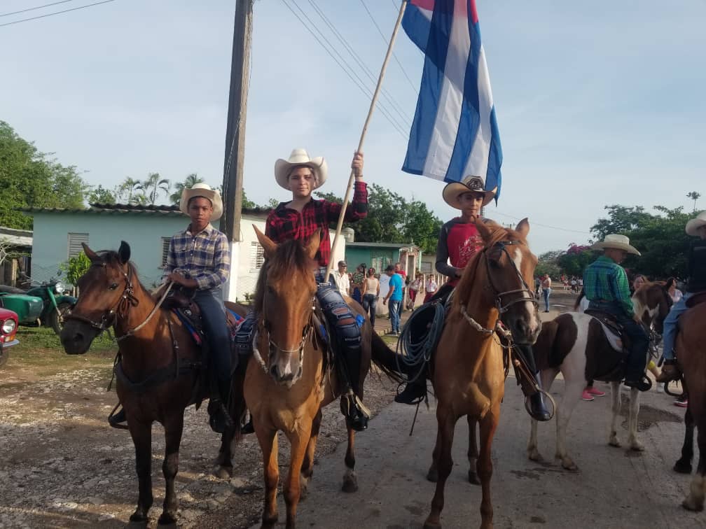 Desfile en comunidades agramontinas saluda el 1ro de Mayo