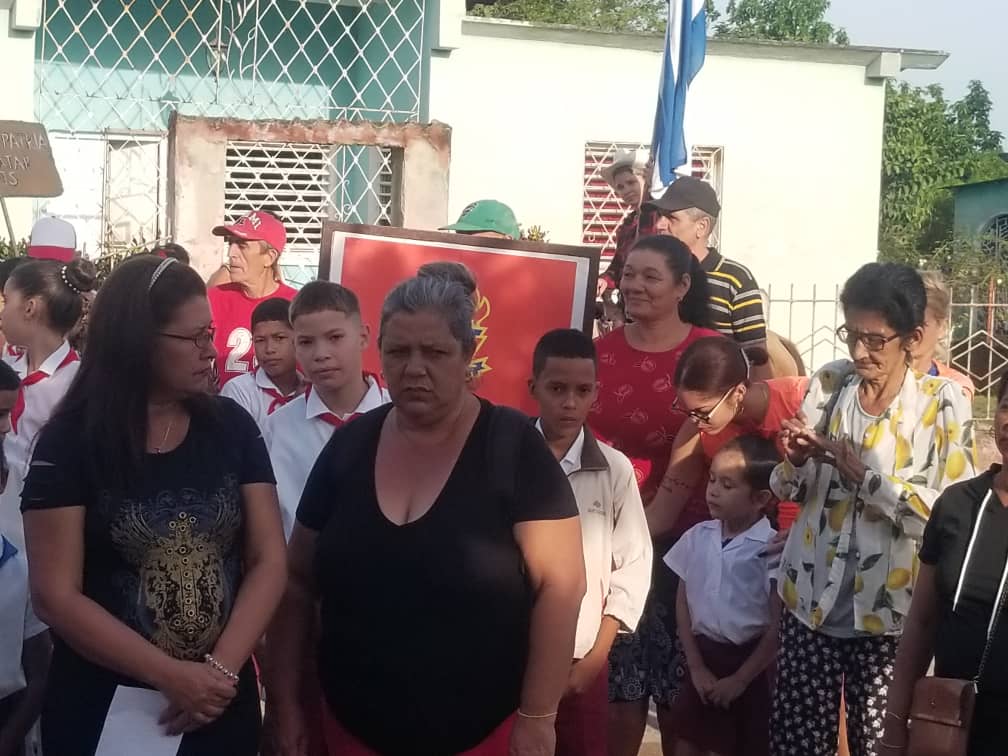 Desfile en comunidades agramontinas saluda el 1ro de Mayo