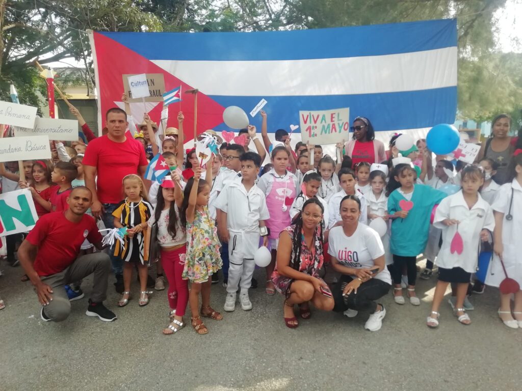 Dirigentes del Partido, la jventud y del sector educacional acompañaron a los pioneros