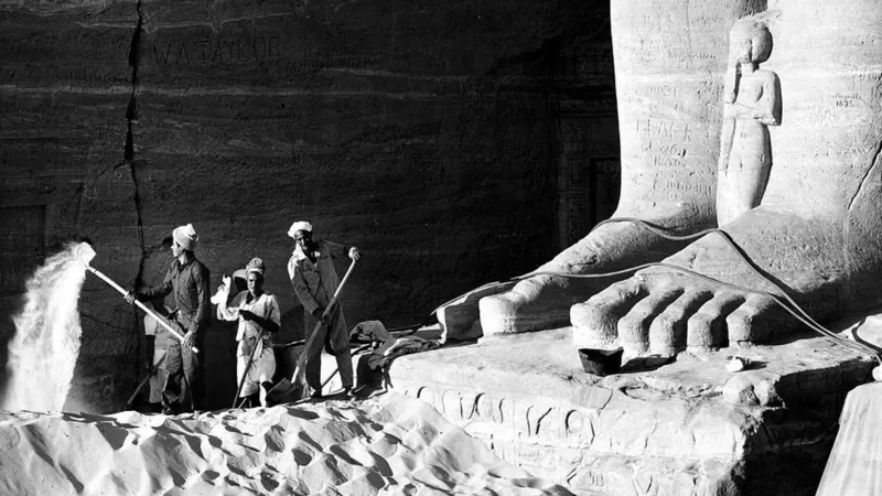 Trabajadores de las canteras de mármol en Italia se encargaron de cortar el templo en bloques.