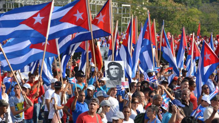 La bandera cubana protagoniza desfile por el 1ro de Mayo