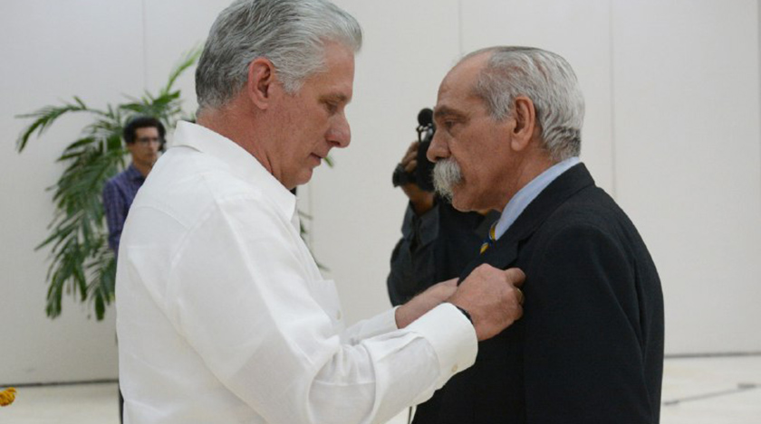 Condecora presidente cubano a Héroes del Trabajo de la República