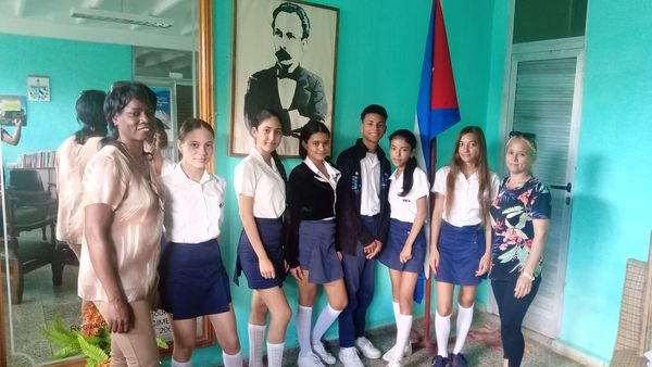 Estudiante y profesores de Camagüey