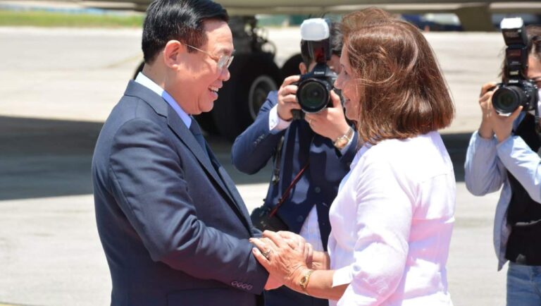 Presidente del parlamento de Vietnam llegó a Cuba para visita oficial