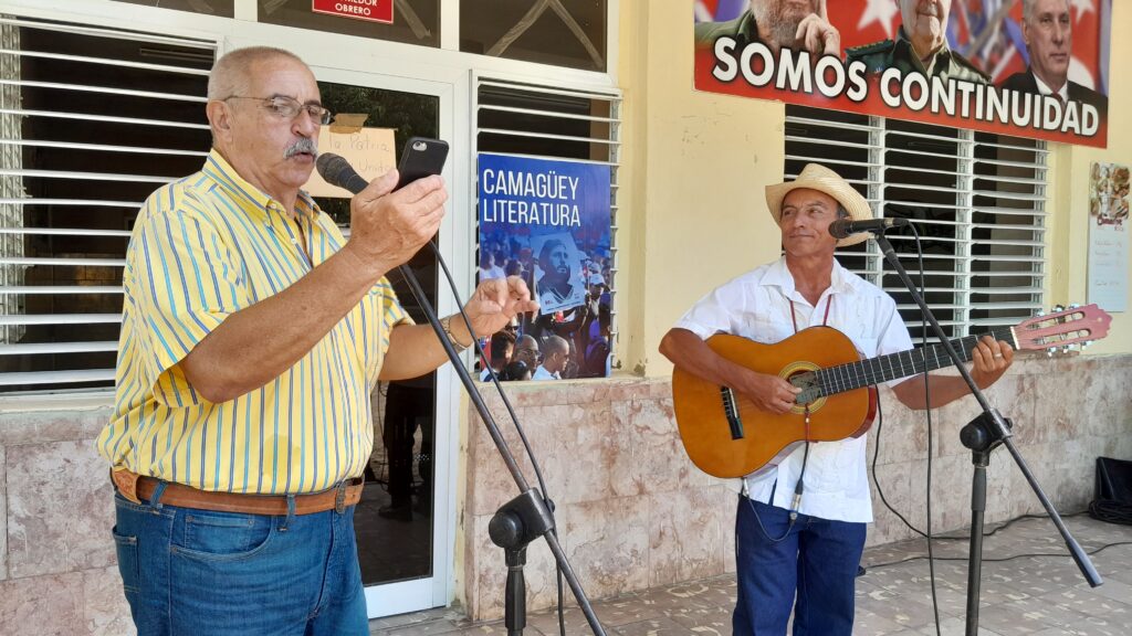 El escritor Ernesto Agüero y el narrador oral Domingo Marcos
