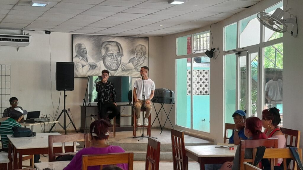 Presentación del dúo Vergel en el Café Literario La Comarca