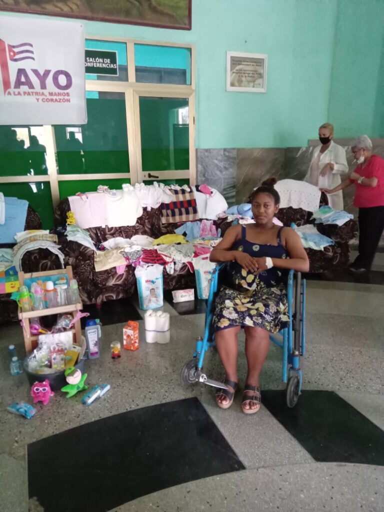 Madre camagüeyana recibe donativo de los trabajadores