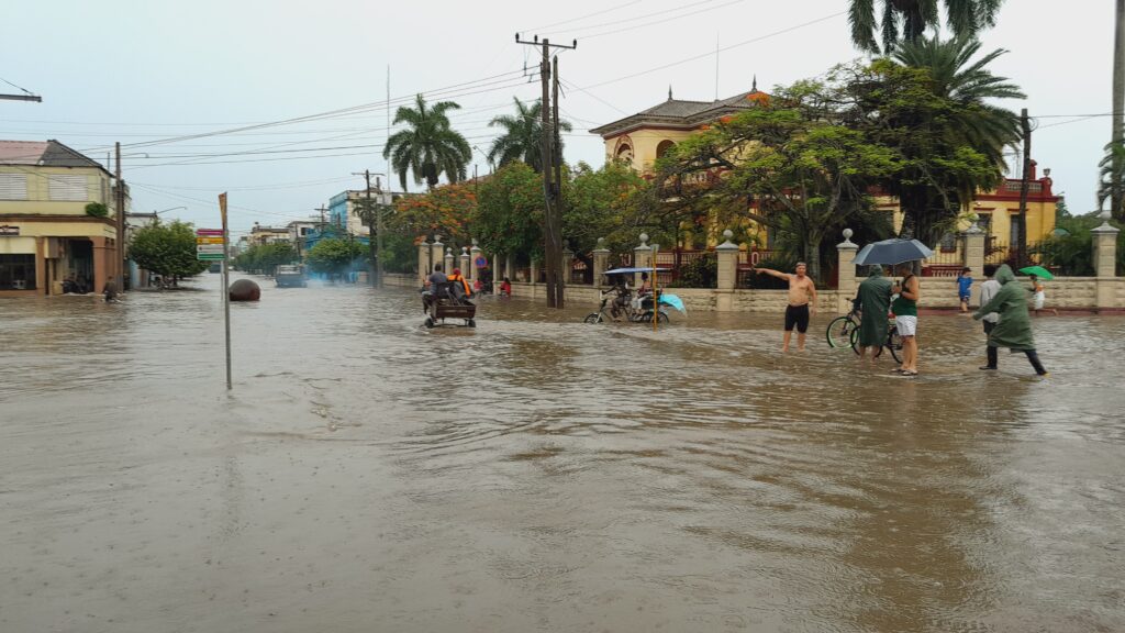 Provocan las lluvias inundaciones en varios lugares de Camagüey