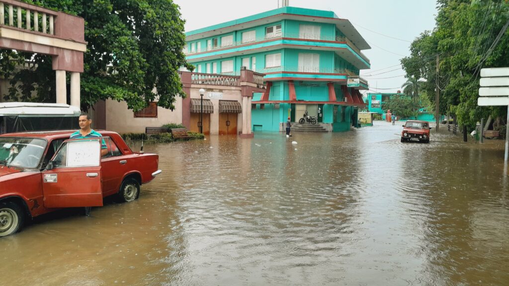 Provocan las lluvias inundaciones en varios lugares de Camagüey