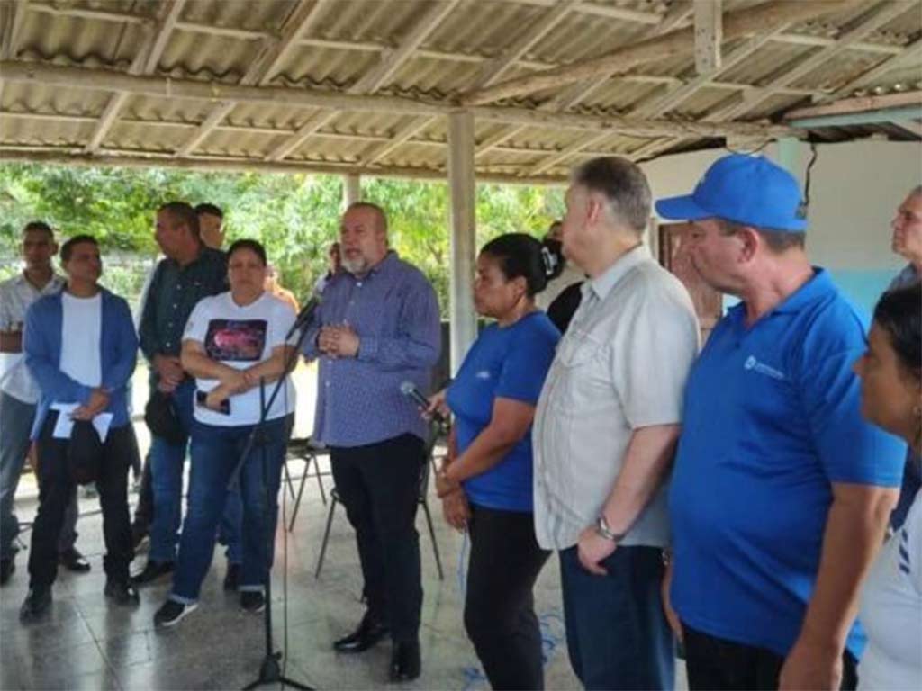 Primer ministro de Cuba visitó comunidades afectadas por lluvias
