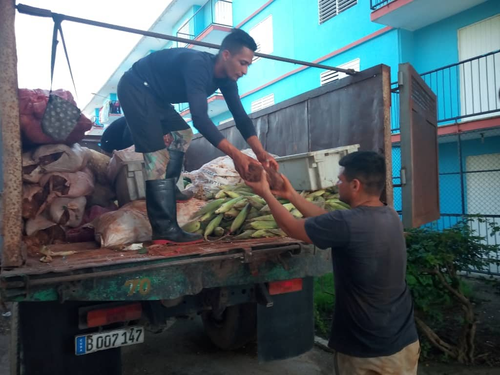 Camagüeyanos afectados por intensas lluvias reciben donativos con productos agrícolas