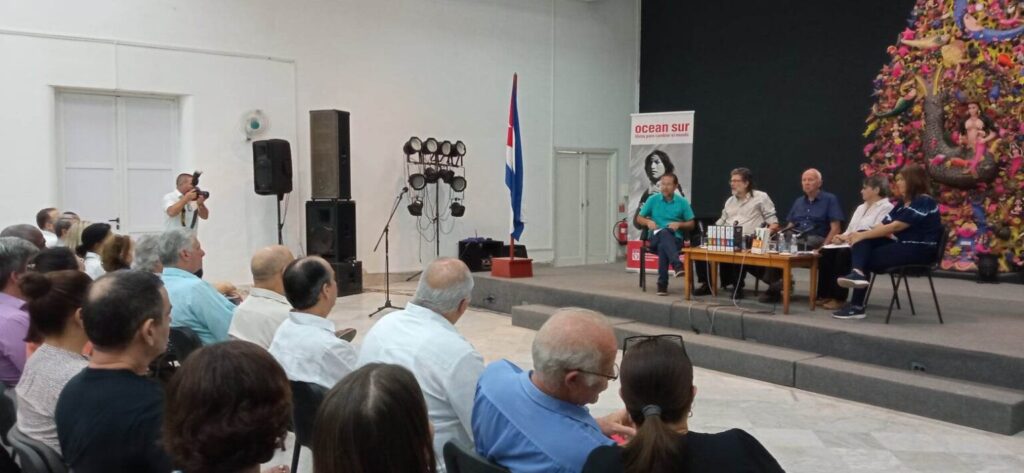 Asiste presidente cubano a presentación de antología sobre el Che