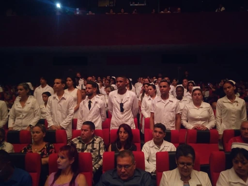 Gradúan en Camagüey nuevos especialistas en Enfermería