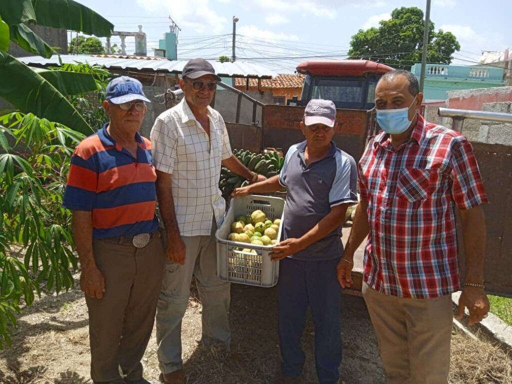 Campesinos de Camagüey realizan donativo a centros educativos y de la salud
