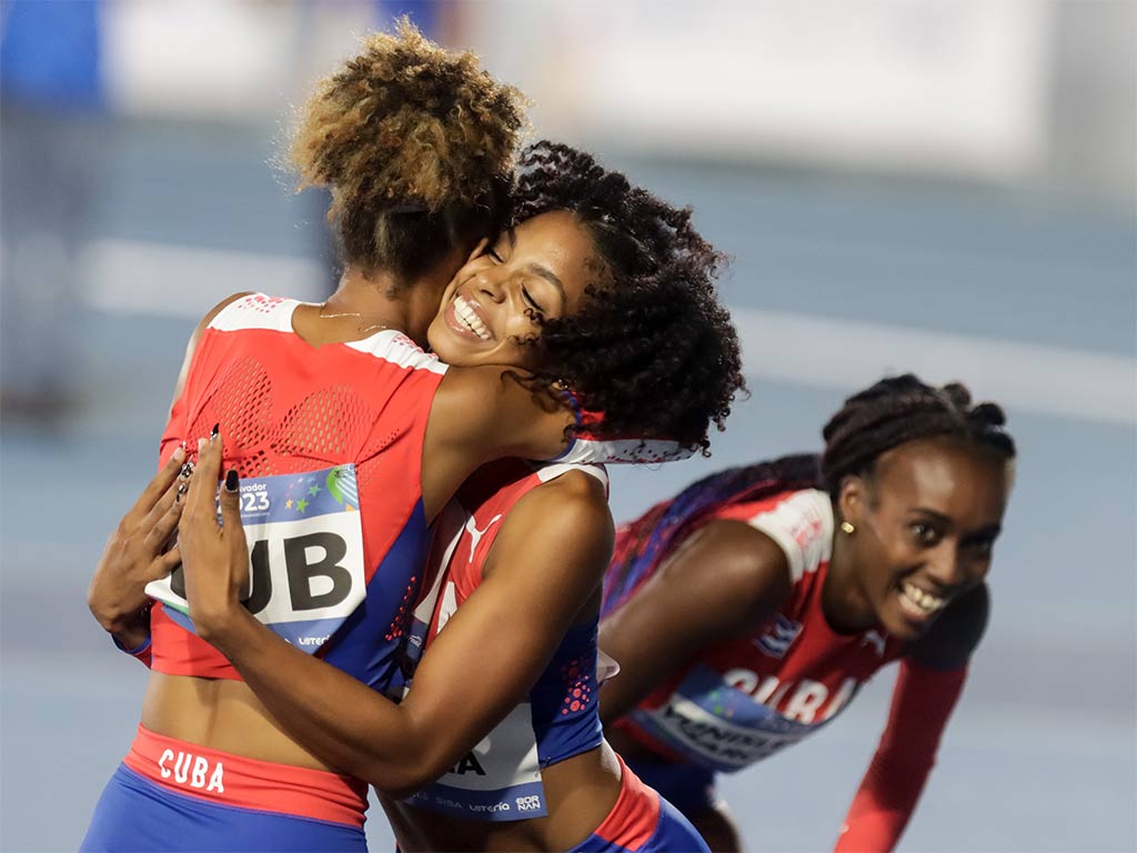 Alegre atletismo cubano con éxito de relevo corto (f) en San Salvador