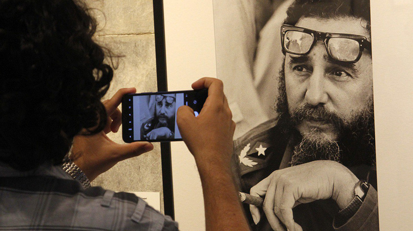 Inauguran exposición colectiva Las manos de Fidel