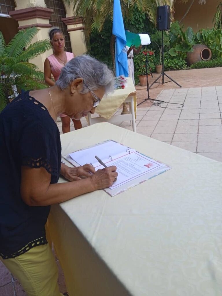 Firman camagüeyanas Libro de Honor de la Mujer