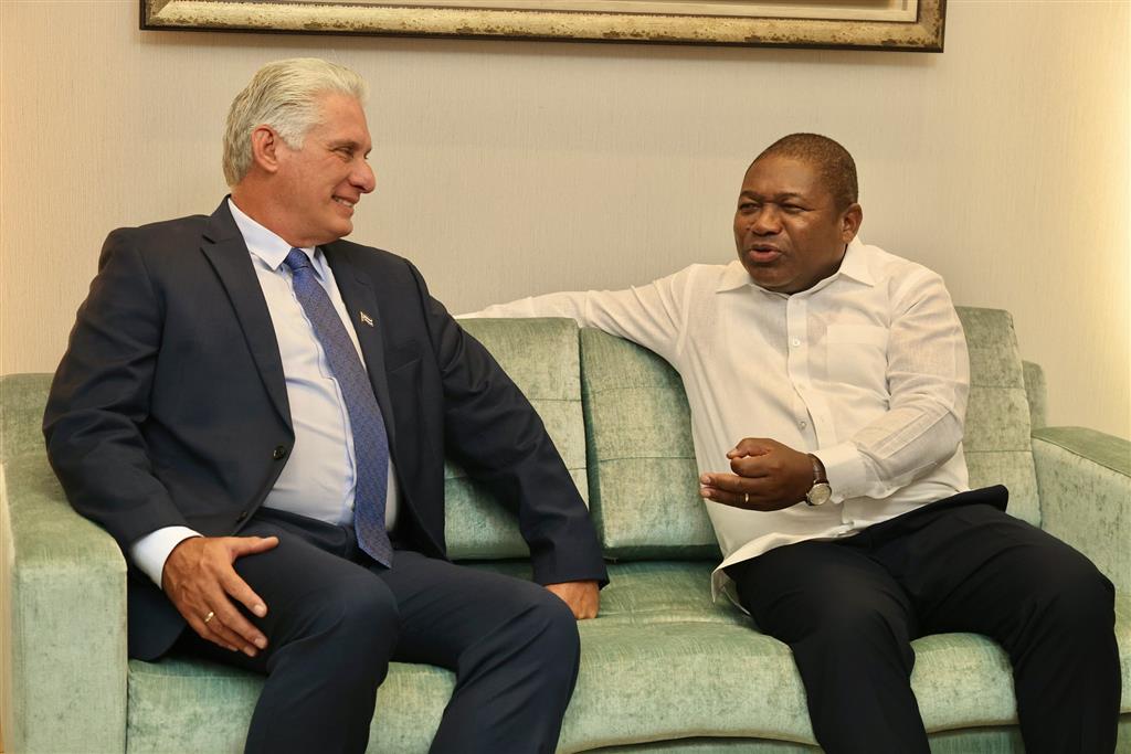 Presidente de Cuba se despide de Mozambique y parte a Namibia