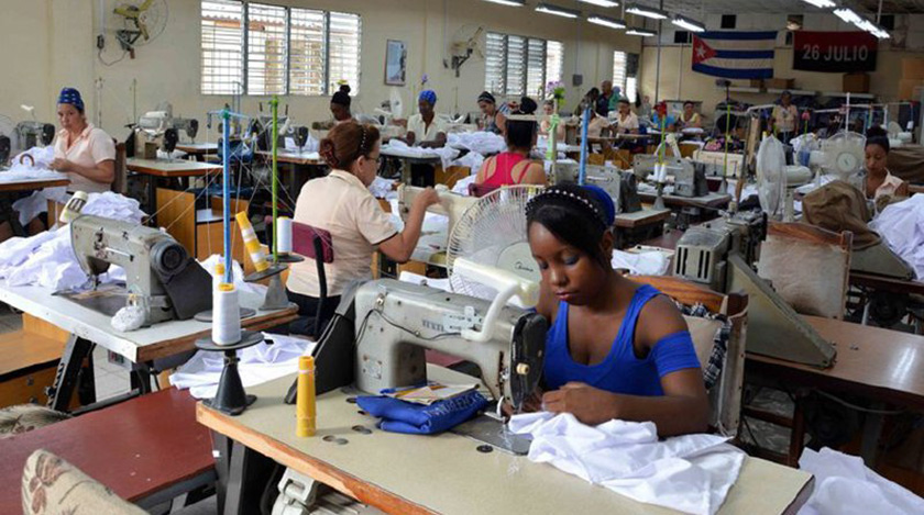 Asegura uniformes escolares industria textil de Camagüey
