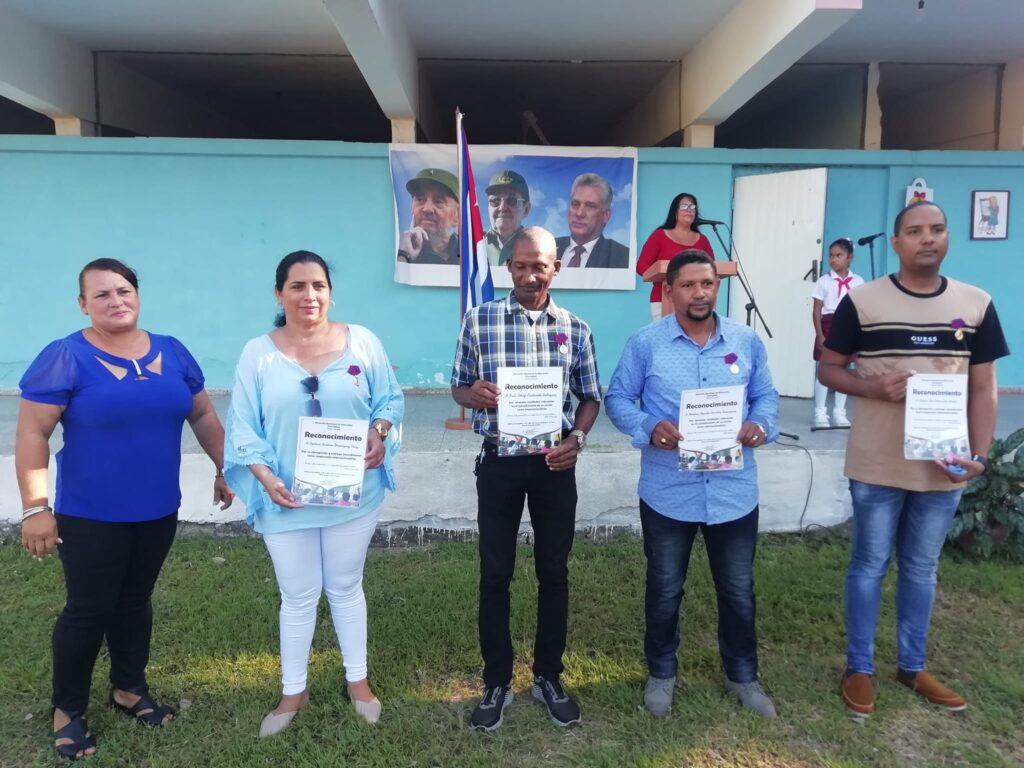 Varios maestros de Camagüey recibieron las distinciones Por la educación cubana y Rafael María de Mendive