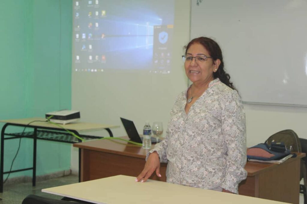 Profesora mexicana imparte curso en Camagüey