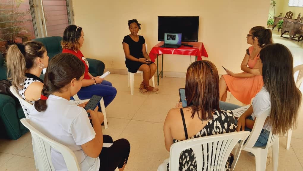 Periodistas de Camagüey debaten sobre la ciberviolencia de género