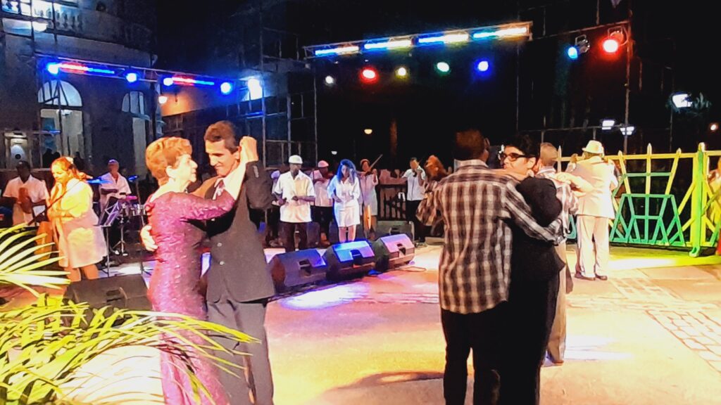 Realizan en Camagüey encuentro danzonero con buena aceptación