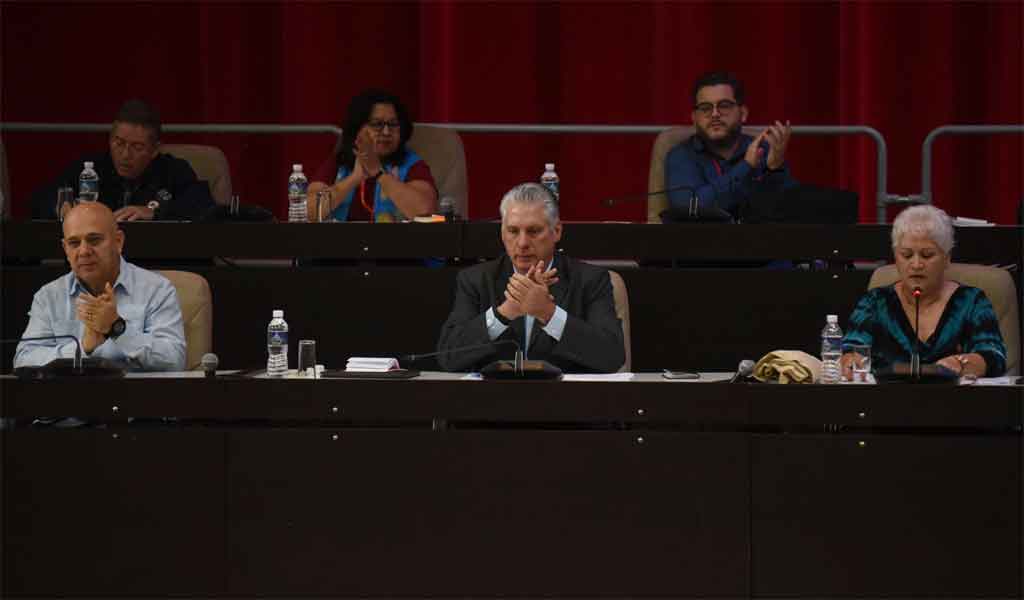 Asiste presidente de Cuba a segunda jornada de debates parlamentarios