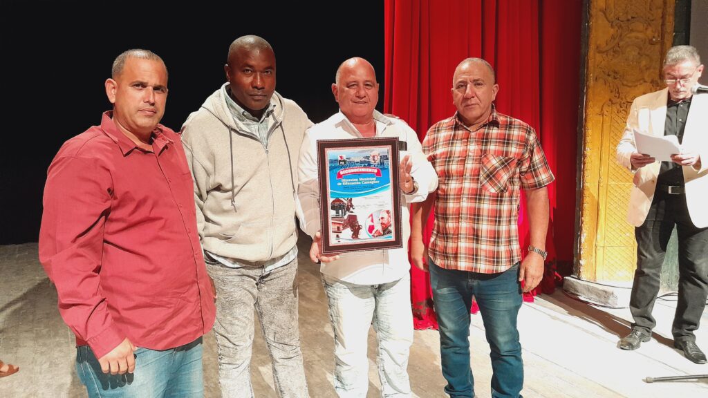 Reconocen en Camagüey a educadores destacados en su día