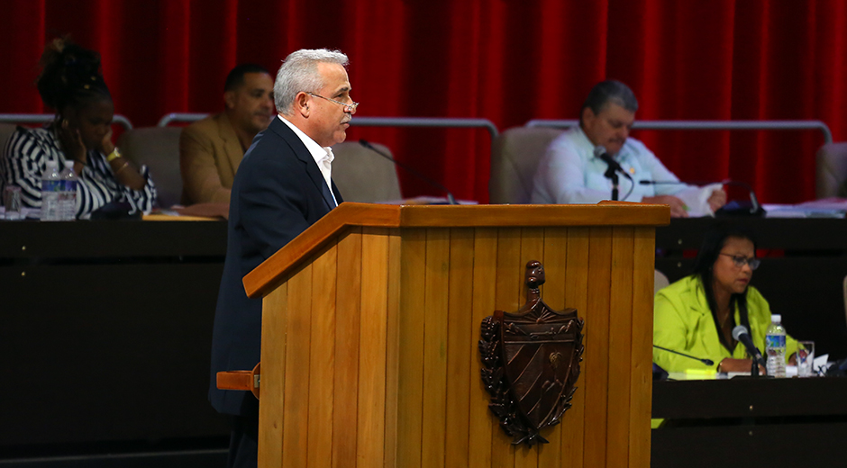 Raúl Castro reconoce apoyo de la Industria a las Fuerzas Armadas Revolucionarias 