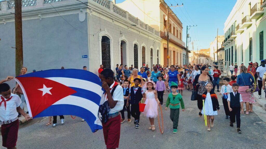 En Camagüey los niños desfilaron en recordación de José Martí