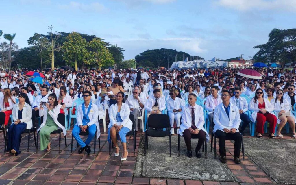 Universidad de Ciencias Médicas de Camagüey gradúa nuevos profesionales