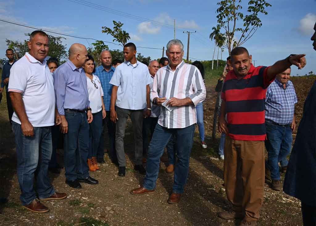 Visita presidente cubano centros productivos de provincia Villa Clara