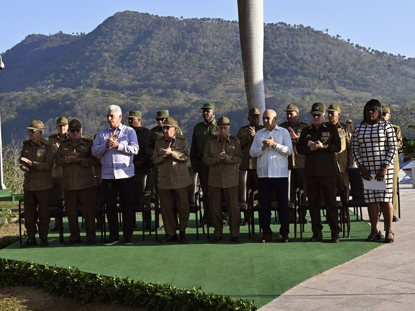 Raúl Castro y Díaz-Canel en ceremonia de inhumación de combatientes