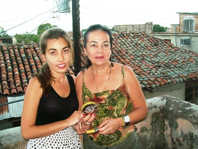 La hija de Pepín, Rosa Bárbara Bueno Nazco, junto a su hija Ivette de la Caridad Tobella Bueno, guardan con mucho cuidado el tesoro más apreciado de la familia, la grabación de la arenga de la huelga general del 9 de abril de 1958