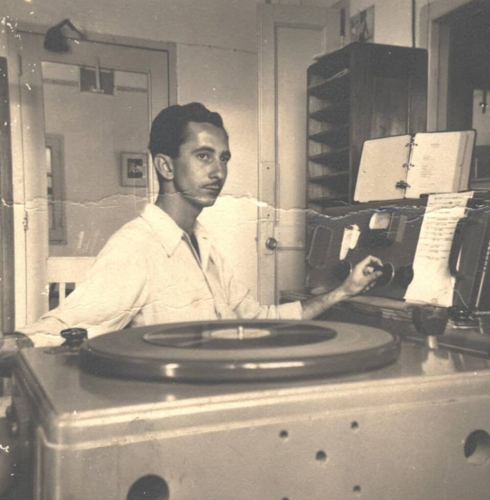 José Manuel Bueno Díaz de Arce, desde muy joven se dedicó a conocer los secretos y mañas de la radio