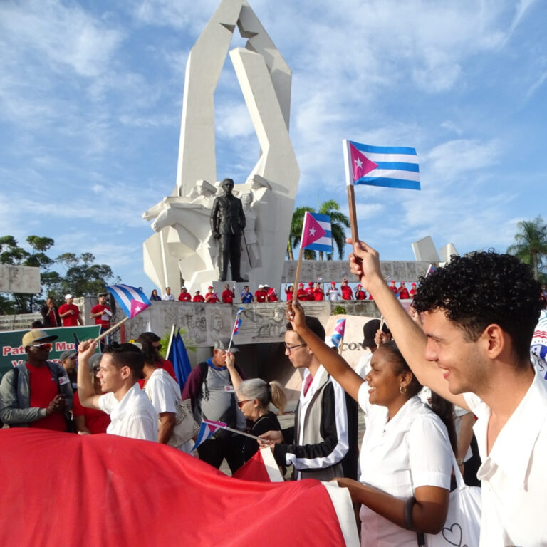 Trabajadores de Camagüey desfilaron en respaldo a la Revolución cubana