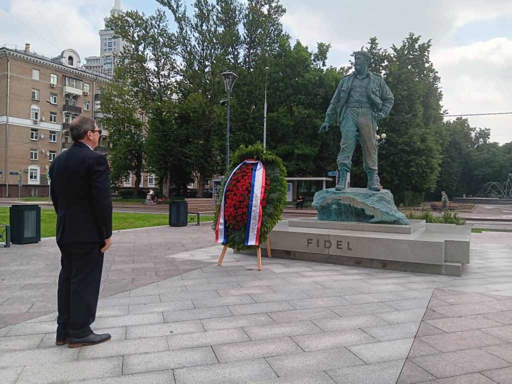 Canciller de Cuba rinde tributo a Fidel y héroes de Rusia