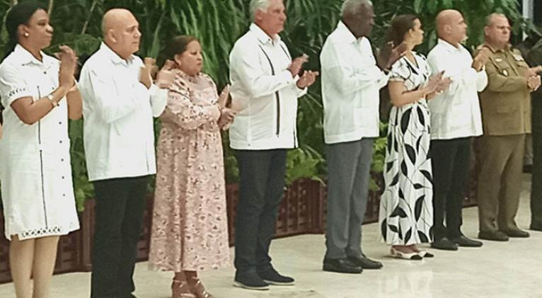 Acompaña Díaz-Canel ceremonia de condecoraciones a mujeres cubanas