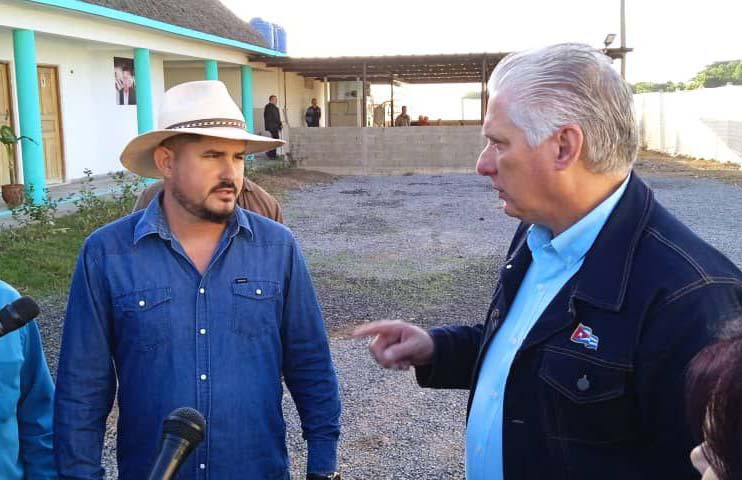 Pinar del Río: intercambia Díaz-Canel con productor tabacalero