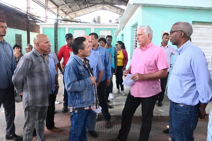 Intercambia Presidente de Cuba con colectivos obreros de municipios holguineros