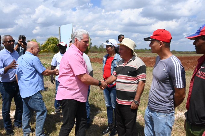 Intercambia Presidente de Cuba con colectivos obreros de municipios holguineros
