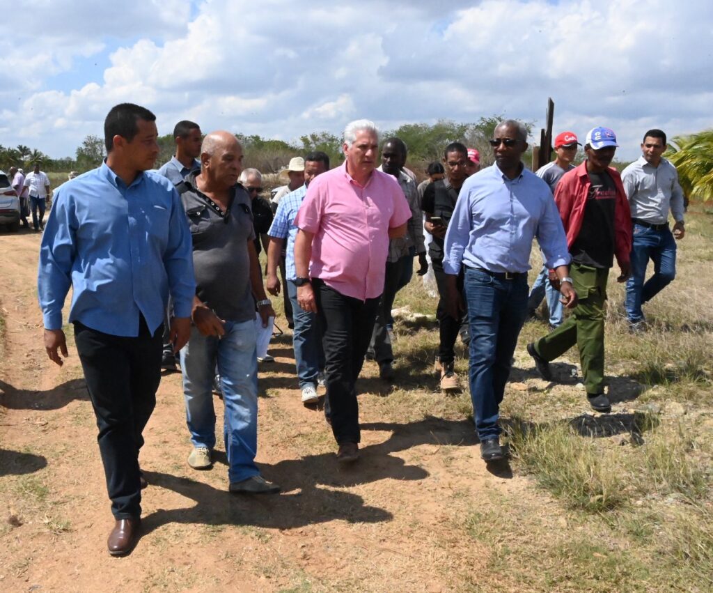 Intercambia Presidente de Cuba con colectivos obreros de municipios holguineros
