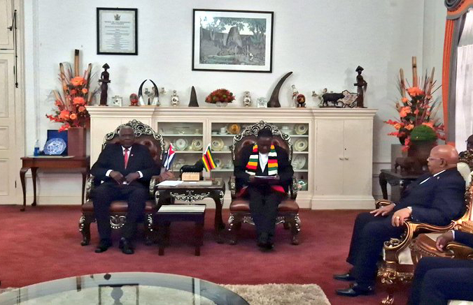 Presidente de Zimbabue recibe a Esteban Lazo