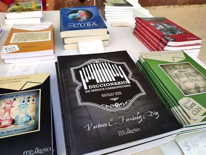 Presentaciones literarias distinguieron Feria Arte Plaza