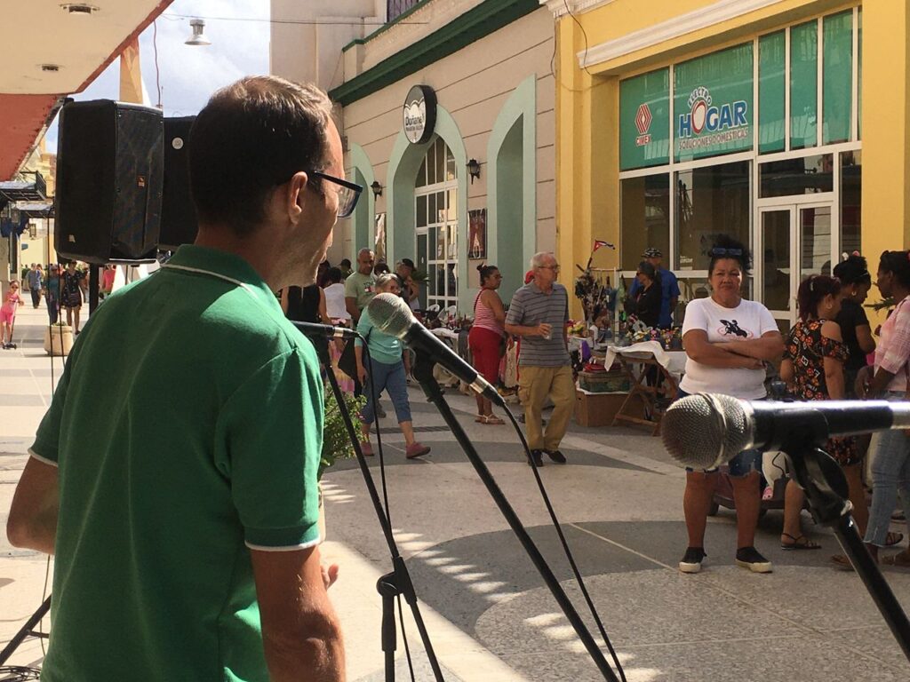 Presentaciones literarias distinguieron Feria Arte Plaza